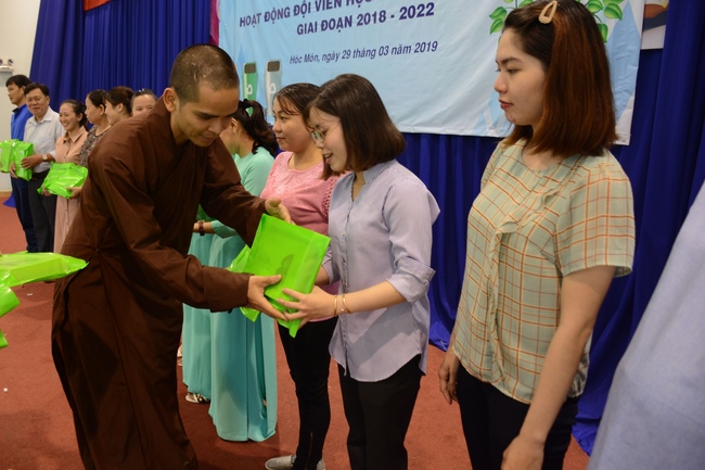 Giving gift portions to pupils on the occasion of Mid-Autumn Festival